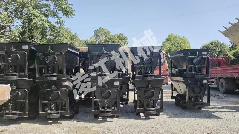 翻斗式礦車
